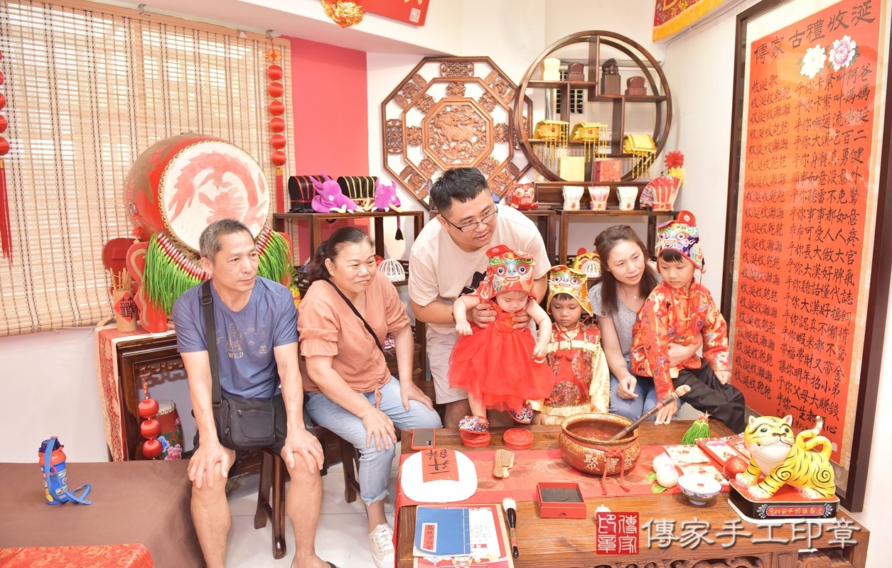 腳踩紅龜糕的儀式，是台灣古禮抓周的重要儀式之一。新竹店抓周。
