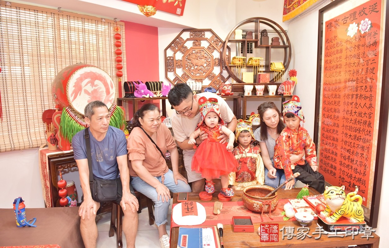 腳踩紅龜糕的儀式，是台灣古禮抓周的重要儀式之一。新竹店抓周。