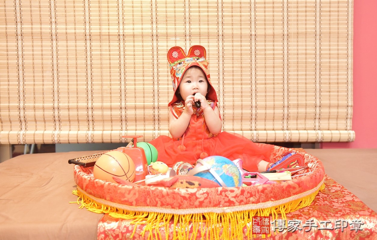香山區莊寶寶周歲抓周活動和儀式，一切圓滿。