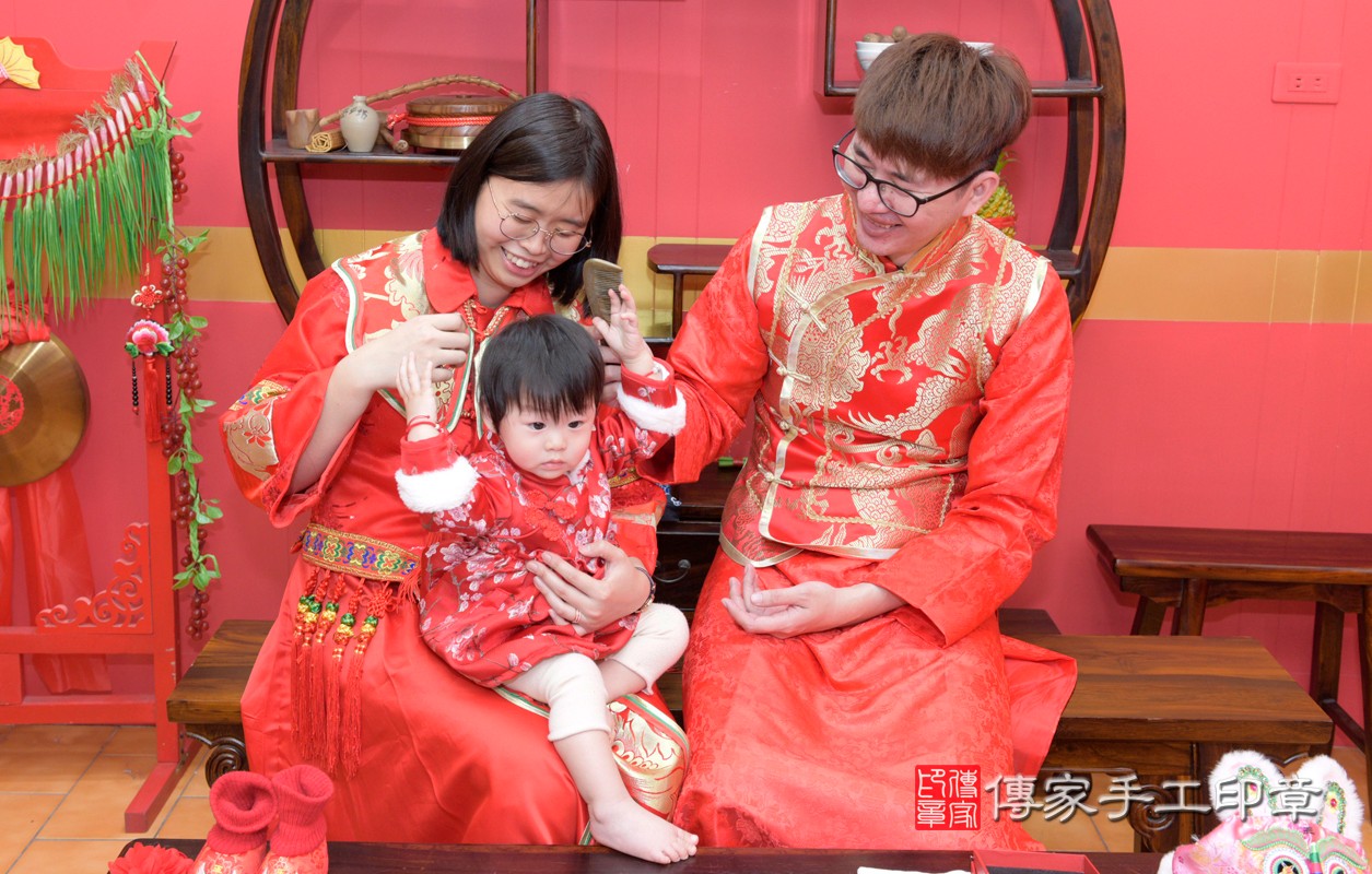 八德區許寶寶抓周儀式【梳頭歌】朗誦祝福：保佑寶寶順利健康長大，好運旺旺來。桃園店抓周。