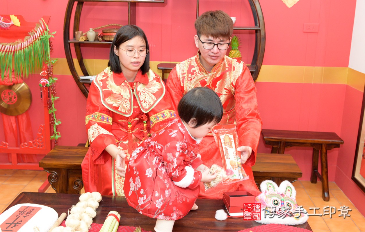 抓周儀式八德區許寶寶【吃麵線】：讓寶寶長長久久、健康長壽。  吃麵線的抓周儀式，是讓孩子有壽，有德，長長久久。桃園店抓周。