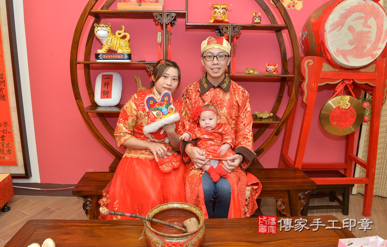 新北市永和區施寶寶古禮收涎【穿收涎肚兜】：滿四個月趨吉避凶的吉祥衣服穿戴。新北店收涎。照片1 