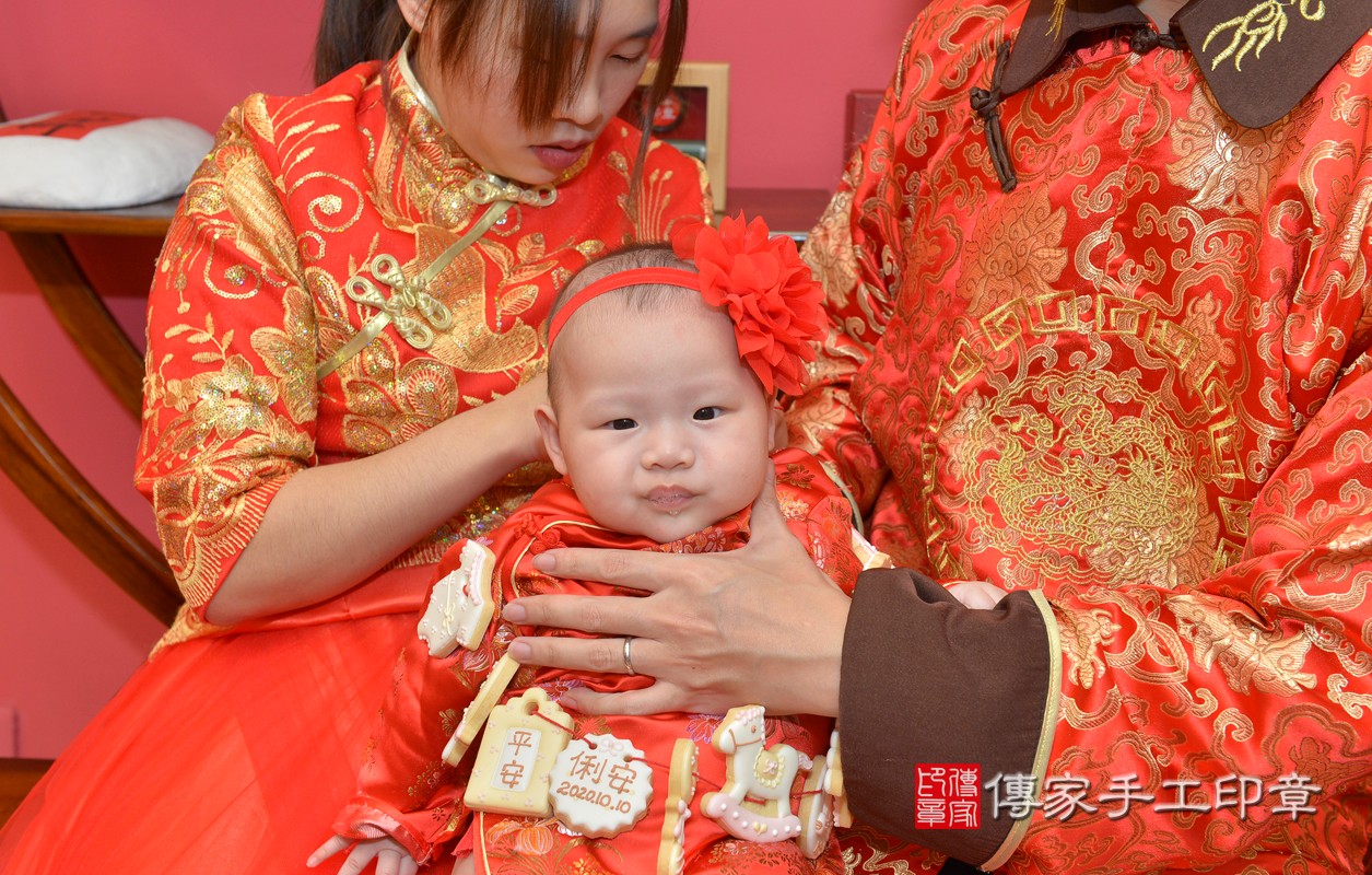 新北市永和區施寶寶古禮收涎祝福活動:為寶寶戴上收涎餅乾。照片2