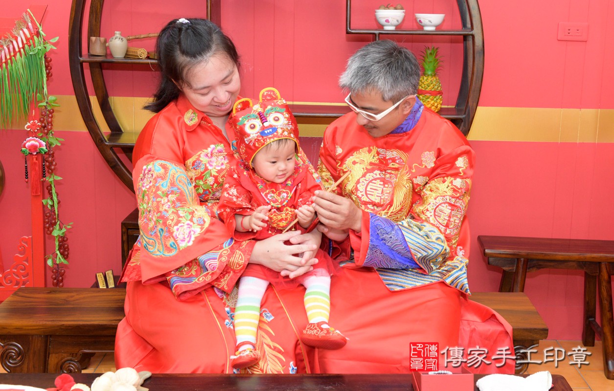 抓周儀式八德區陳寶寶【抽人緣籤】：預測寶寶一生人緣和貴人狀態。  抽人緣籤的抓周儀式，是預測孩子未來的人緣狀況。會用吉祥話去祝福孩子有好人緣。桃園店抓周。
