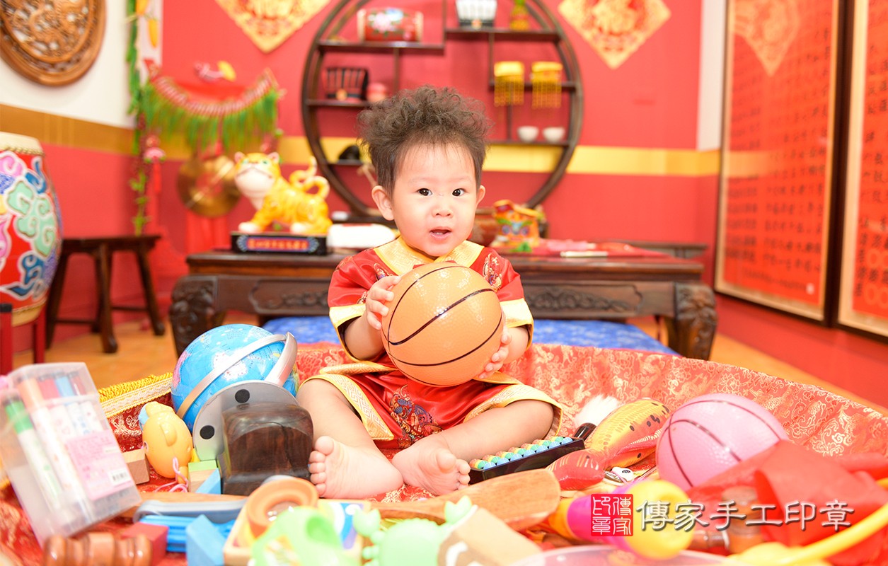 桃園市八德區賴寶寶周歲抓周，他拿著籃球~很開心