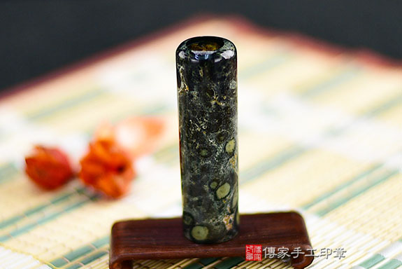 半手工噴砂印章：貝殼石臍帶章實際成品、印章作品分享、貝殼石印章材質介紹。（臍帶印章、肚臍章、肚臍印章，胎毛印章，一圓一方）傳家手工印章桃園店。2021.06.13