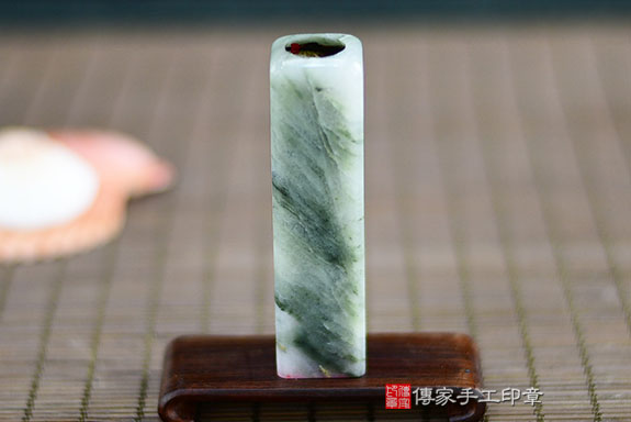 全手工噴砂印章：綠髮彩玉臍帶章實際成品、印章作品分享、綠髮彩玉印章材質介紹。（臍帶印章、肚臍章、肚臍印章，胎毛印章，一圓一方）傳家手工印章桃園店。2021.06.17