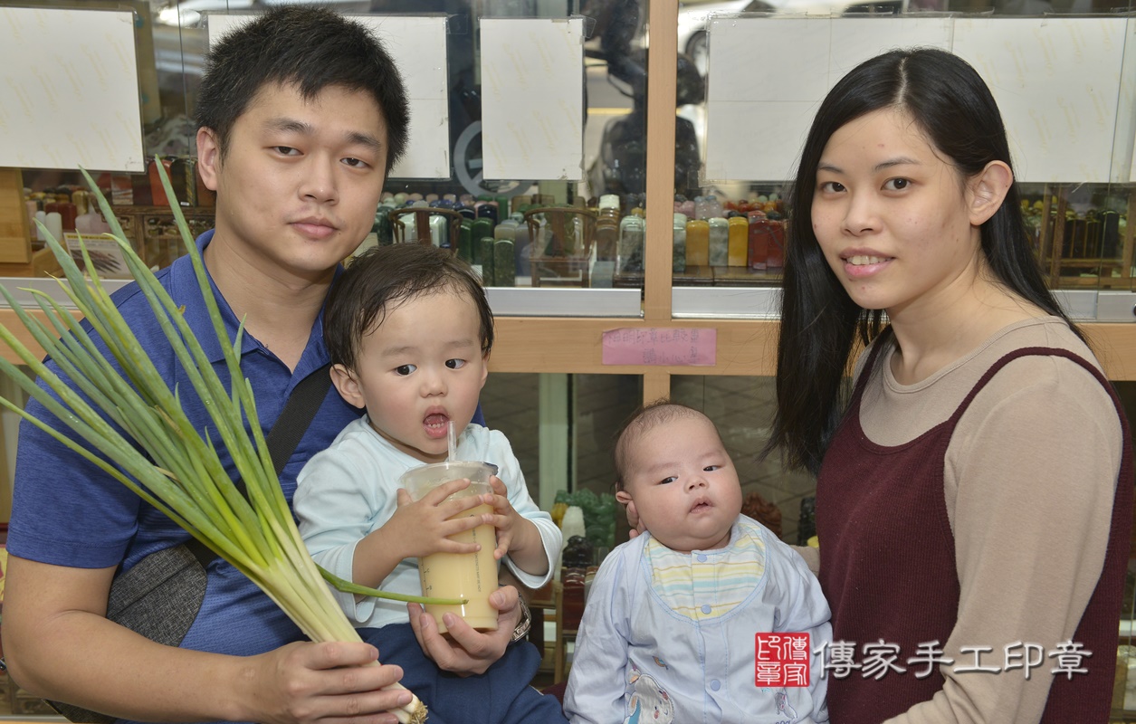 剃胎毛、滿月剃頭、嬰兒剃頭、嬰兒理髮、嬰兒剃髮、嬰兒剃胎毛、嬰兒滿月剃頭、寶寶剃頭、剃胎毛儀式、剃胎毛吉祥話、滿月剃頭儀式、滿月剃頭吉祥話、寶寶剃胎毛、寶寶滿月剃頭理髮、 新北市永和區剃胎毛、新北市永和區滿月剃頭、新北市永和區嬰兒剃頭剃胎毛、新北市永和區嬰兒理髮、新北市嬰兒剃髮、 楊寶寶(新北市永和區嬰兒寶寶滿月剃頭理髮、嬰兒剃胎毛儀式吉祥話)。中國風會場，爸媽寶貝穿「日中韓」古裝禮服。專業拍照、DVD光碟、證書。★購買「臍帶章、肚臍章、胎毛筆刷印章」贈送：剃頭、收涎、抓周，三選一。2021.03.20照片20
