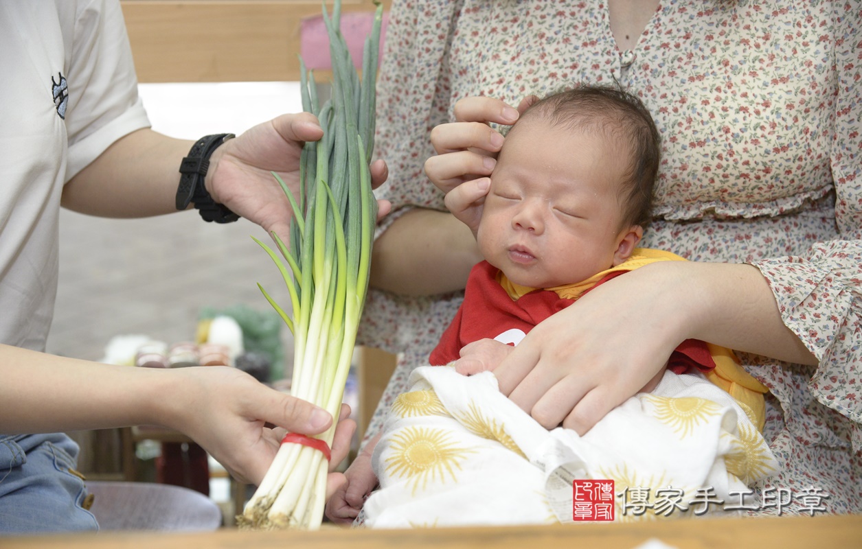 剃胎毛、滿月剃頭、嬰兒剃頭、嬰兒理髮、嬰兒剃髮、嬰兒剃胎毛、嬰兒滿月剃頭、寶寶剃頭、剃胎毛儀式、剃胎毛吉祥話、滿月剃頭儀式、滿月剃頭吉祥話、寶寶剃胎毛、寶寶滿月剃頭理髮、 新北市永和區剃胎毛、新北市永和區滿月剃頭、新北市永和區嬰兒剃頭剃胎毛、新北市永和區嬰兒理髮、新北市嬰兒剃髮、 黃寶寶(新北市永和區嬰兒寶寶滿月剃頭理髮、嬰兒剃胎毛儀式吉祥話)。中國風會場，爸媽寶貝穿「日中韓」古裝禮服。專業拍照、DVD光碟、證書。★購買「臍帶章、肚臍章、胎毛筆刷印章」贈送：剃頭、收涎、抓周，三選一。2021.04.27照片23