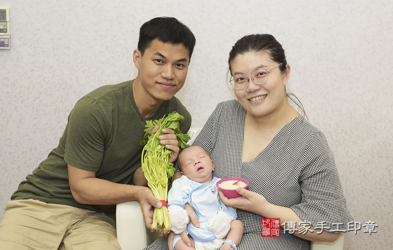 為寶寶準備的芹菜一把。    芹菜一小把。「代表的含意：勤勞、積極、努力向上」。  讓寶寶做事積極，長大要幫爸爸媽媽分擔家事，分擔家計喔～～     為寶寶準備一碗滿滿的米。   米。「代表的含意：一生有飯吃，豐衣足食，不愁吃穿」   讓寶寶有的吃有的穿，吃飽飽快快長大喔～