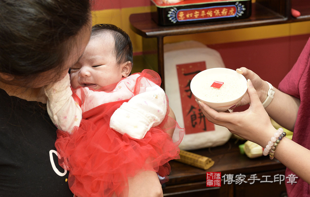 為寶寶準備一碗滿滿的米。   米。「代表的含意：一生有飯吃，豐衣足食，不愁吃穿」   讓寶寶有的吃有的穿，吃飽飽快快長大喔～