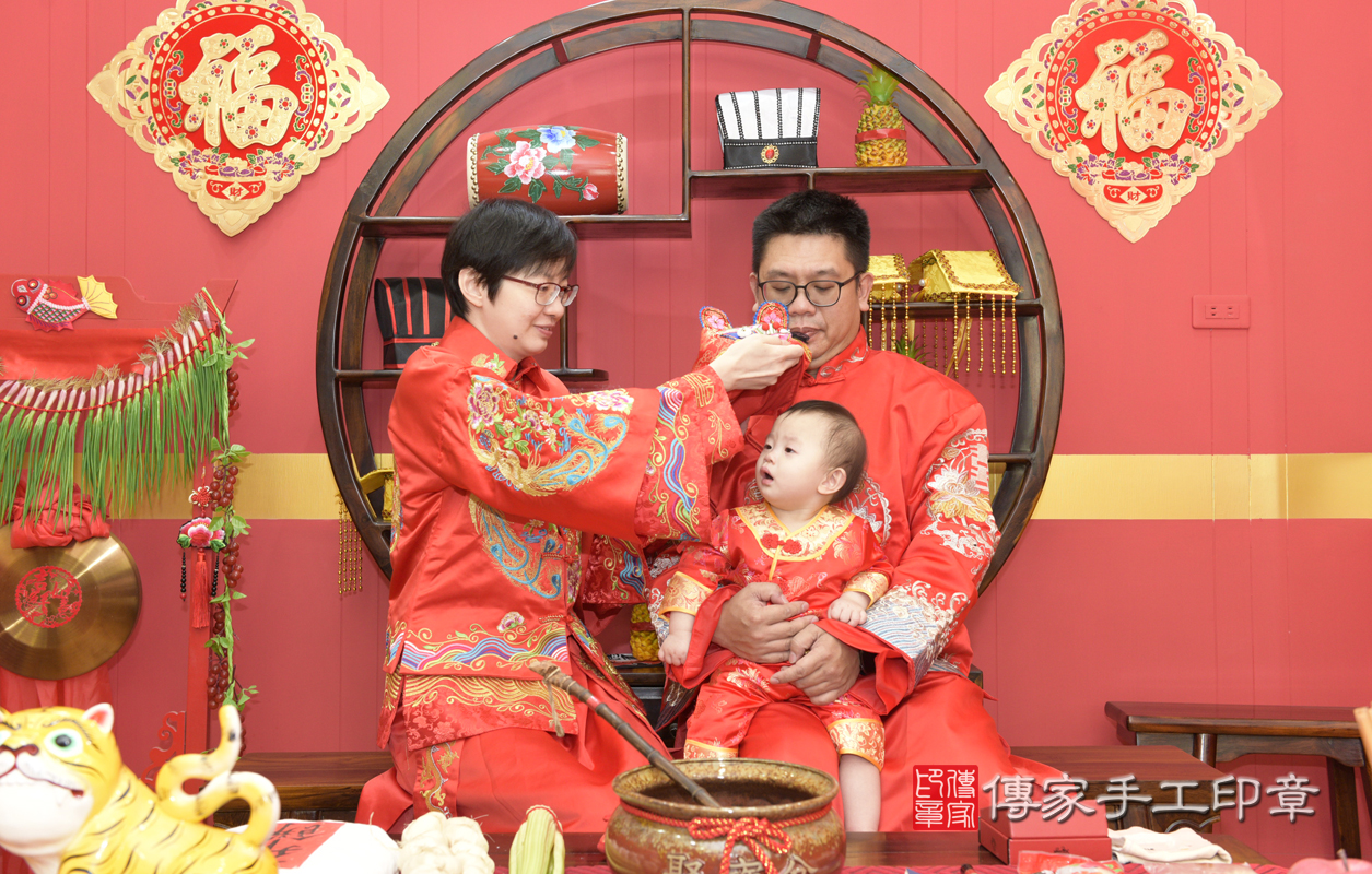 陳寶寶古禮抓周【穿抓周虎衣、帶抓周虎帽、穿抓周虎鞋】：滿週歲趨吉避凶的吉祥衣服穿戴。