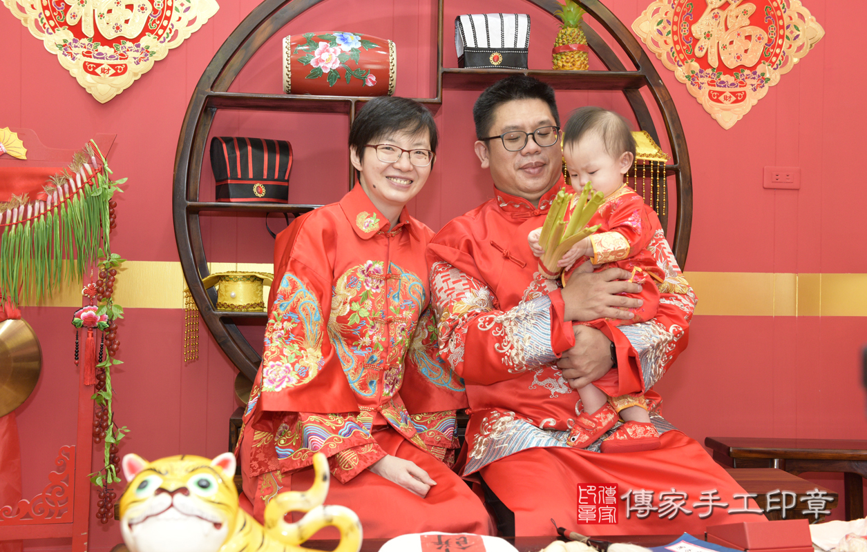 抓周儀式【抱芹菜】：讓寶寶勤勞、勤儉持家。  抓周吉祥話儀式抱芹菜的抓周儀式，是讓孩子勤勞向上，積極努力。