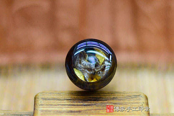 全手工噴砂印章:紅黑曜石臍帶章實際成品、印章作品分享、紅黑曜石印章材質介紹。(臍帶印章、肚臍章、肚臍印章,胎毛印章,一圓一方)傳家手工印章桃園店。2021.07.16 全手工噴砂印章:紅黑曜石臍帶章實際成品、印章作品分享、紅黑曜石印章材質介紹。(臍帶印章、肚臍章、肚臍印章,胎毛印章,一圓一方)傳家手工印章桃園店。2021.07.16