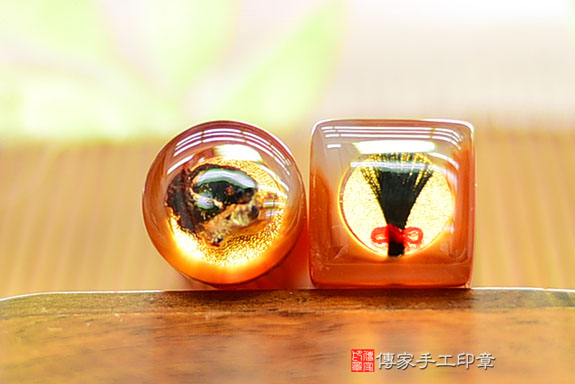 半手工噴砂印章：染色紅瑪瑙臍帶章實際成品、印章作品分享、染色紅瑪瑙印章材質介紹。（臍帶印章、肚臍章、肚臍印章，胎毛印章，一圓一方）傳家手工印章桃園店。2021.07.19