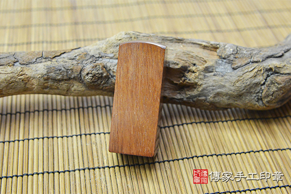 電腦刻印印章:紅紫檀木公司大小印章實際成品、紅紫檀木印章材質介紹。(公司章、公司印章、負責人印章,一圓一方)傳家印章台中店。2021.07.20照片6947969548036.jpg