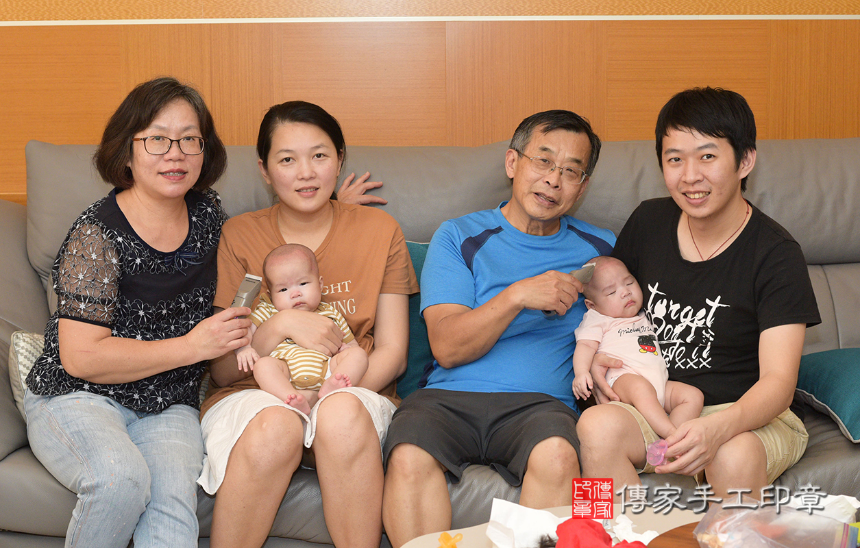 接下來，幫游寶寶(雙胞胎)比一下眉毛，象徵把霉運通通都趕跑，  讓好運從左邊、右邊來哦～