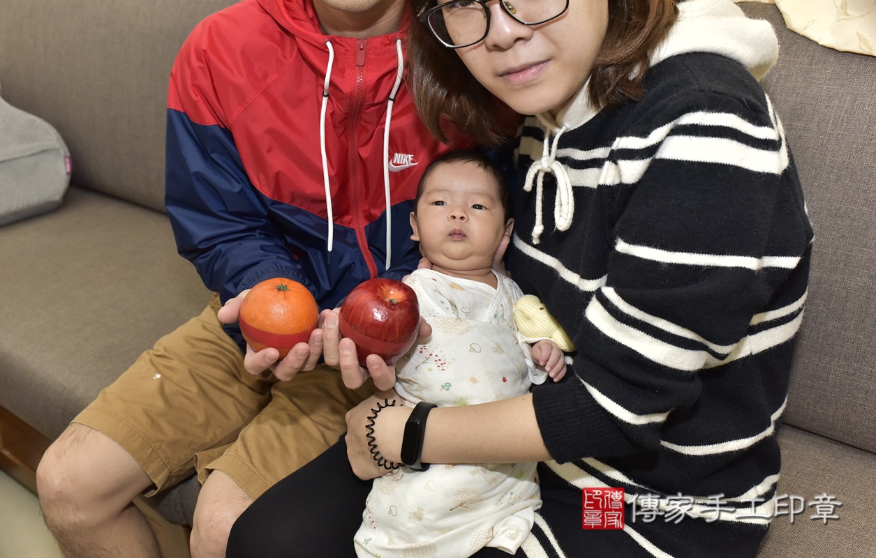剃胎毛、滿月剃頭、嬰兒剃頭、嬰兒理髮、嬰兒剃髮、嬰兒剃胎毛、嬰兒滿月剃頭、寶寶剃頭、剃胎毛儀式、剃胎毛吉祥話、滿月剃頭儀式、滿月剃頭吉祥話、寶寶剃胎毛、寶寶滿月剃頭理髮、 新北市板橋區剃胎毛、新北市板橋區滿月剃頭、新北市板橋區嬰兒剃頭剃胎毛、新北市板橋區嬰兒理髮、新北市嬰兒剃髮、 鄭寶寶(新北市板橋區到府嬰兒寶寶滿月剃頭理髮、到府嬰兒剃胎毛儀式吉祥話)。到府剃頭剃胎毛主持、專業拍照、DVD光碟、證書。★購買「臍帶章、肚臍章、胎毛筆刷印章」贈送：剃頭、收涎、抓周，三選一。2021.03.06照片15