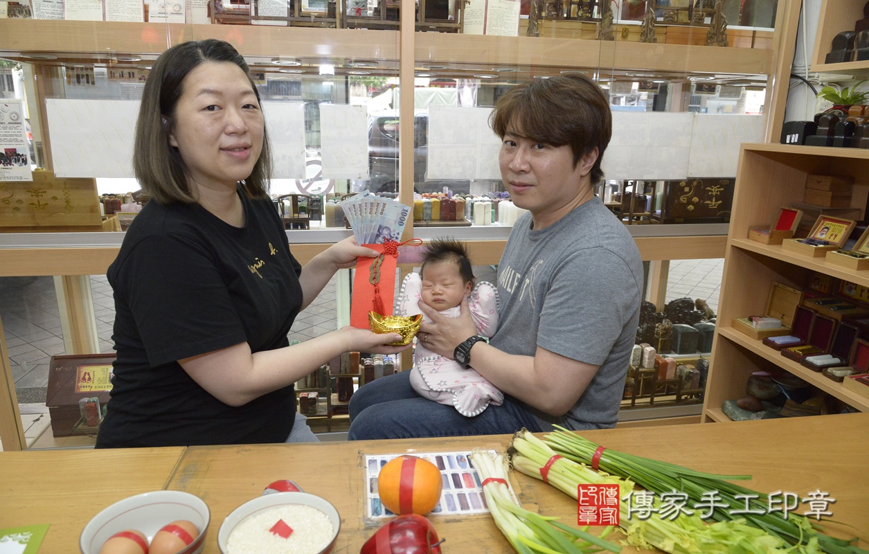 剃胎毛、滿月剃頭、嬰兒剃頭、嬰兒理髮、嬰兒剃髮、嬰兒剃胎毛、嬰兒滿月剃頭、寶寶剃頭、剃胎毛儀式、剃胎毛吉祥話、滿月剃頭儀式、滿月剃頭吉祥話、寶寶剃胎毛、寶寶滿月剃頭理髮、 新北市永和區剃胎毛、新北市永和區滿月剃頭、新北市永和區嬰兒剃頭剃胎毛、新北市永和區嬰兒理髮、新北市嬰兒剃髮、 李寶寶(新北市永和區嬰兒寶寶滿月剃頭理髮、嬰兒剃胎毛儀式吉祥話)。中國風會場，爸媽寶貝穿「日中韓」古裝禮服。專業拍照、DVD光碟、證書。★購買「臍帶章、肚臍章、胎毛筆刷印章」贈送：剃頭、收涎、抓周，三選一。2021.03.15照片16
