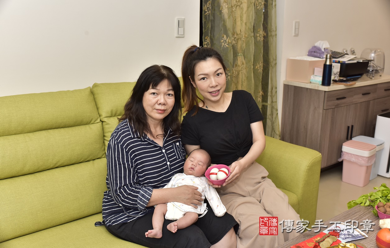 剃胎毛、滿月剃頭、嬰兒剃頭、嬰兒理髮、嬰兒剃髮、嬰兒剃胎毛、嬰兒滿月剃頭、寶寶剃頭、剃胎毛儀式、剃胎毛吉祥話、滿月剃頭儀式、滿月剃頭吉祥話、寶寶剃胎毛、寶寶滿月剃頭理髮、 新北市中和區剃胎毛、新北市中和區滿月剃頭、新北市中和區嬰兒剃頭剃胎毛、新北市中和區嬰兒理髮、新北市嬰兒剃髮、 李寶寶(新北市中和區到府嬰兒寶寶滿月剃頭理髮、到府嬰兒剃胎毛儀式吉祥話)。到府剃頭剃胎毛主持、專業拍照、DVD光碟、證書。★購買「臍帶章、肚臍章、胎毛筆刷印章」贈送：剃頭、收涎、抓周，三選一。2021.03.17照片6