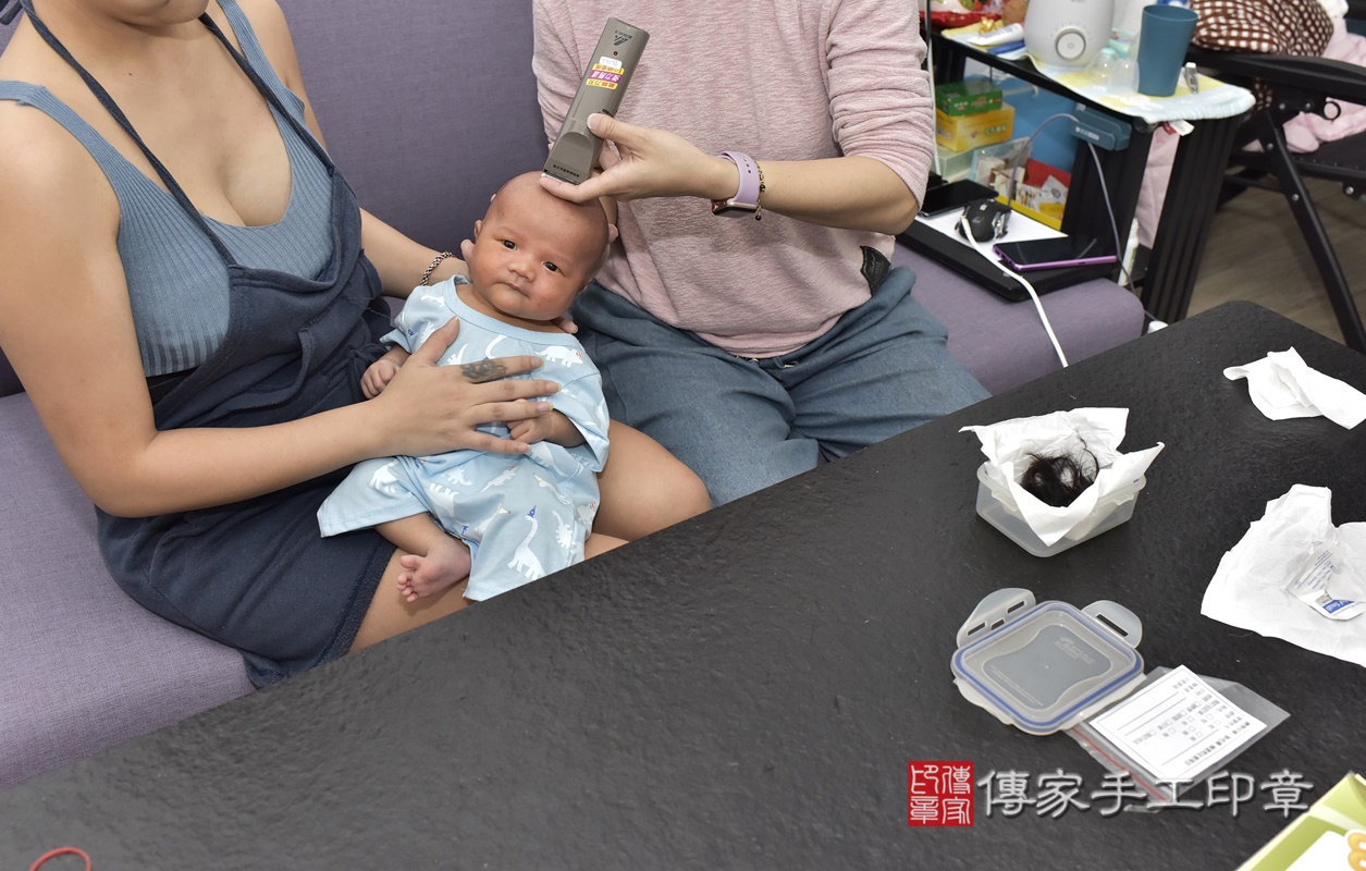 剃胎毛、滿月剃頭、嬰兒剃頭、嬰兒理髮、嬰兒剃髮、嬰兒剃胎毛、嬰兒滿月剃頭、寶寶剃頭、剃胎毛儀式、剃胎毛吉祥話、滿月剃頭儀式、滿月剃頭吉祥話、寶寶剃胎毛、寶寶滿月剃頭理髮、 新北市板橋區剃胎毛、新北市板橋區滿月剃頭、新北市板橋區嬰兒剃頭剃胎毛、新北市板橋區嬰兒理髮、新北市嬰兒剃髮、 陳寶寶(新北市板橋區到府嬰兒寶寶滿月剃頭理髮、到府嬰兒剃胎毛儀式吉祥話)。到府剃頭剃胎毛主持、專業拍照、DVD光碟、證書。★購買「臍帶章、肚臍章、胎毛筆刷印章」贈送：剃頭、收涎、抓周，三選一。2021.04.12照片32