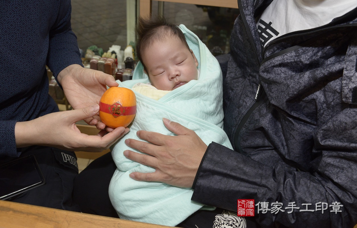 剃胎毛、滿月剃頭、嬰兒剃頭、嬰兒理髮、嬰兒剃髮、嬰兒剃胎毛、嬰兒滿月剃頭、寶寶剃頭、剃胎毛儀式、剃胎毛吉祥話、滿月剃頭儀式、滿月剃頭吉祥話、寶寶剃胎毛、寶寶滿月剃頭理髮、 新北市永和區剃胎毛、新北市永和區滿月剃頭、新北市永和區嬰兒剃頭剃胎毛、新北市永和區嬰兒理髮、新北市嬰兒剃髮、 許寶寶(新北市永和區嬰兒寶寶滿月剃頭理髮、嬰兒剃胎毛儀式吉祥話)。中國風會場，爸媽寶貝穿「日中韓」古裝禮服。專業拍照、DVD光碟、證書。★購買「臍帶章、肚臍章、胎毛筆刷印章」贈送：剃頭、收涎、抓周，三選一。2021.04.14照片17