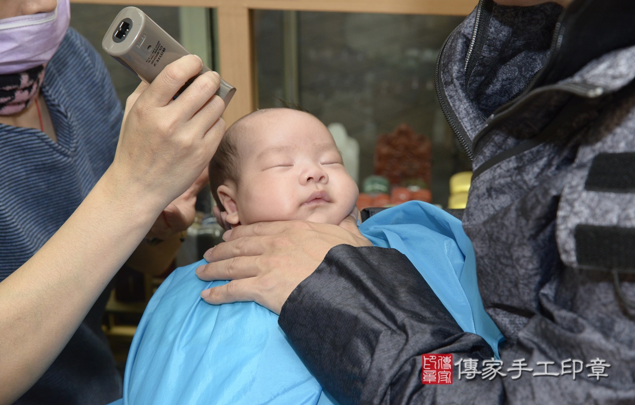 剃胎毛、滿月剃頭、嬰兒剃頭、嬰兒理髮、嬰兒剃髮、嬰兒剃胎毛、嬰兒滿月剃頭、寶寶剃頭、剃胎毛儀式、剃胎毛吉祥話、滿月剃頭儀式、滿月剃頭吉祥話、寶寶剃胎毛、寶寶滿月剃頭理髮、 新北市永和區剃胎毛、新北市永和區滿月剃頭、新北市永和區嬰兒剃頭剃胎毛、新北市永和區嬰兒理髮、新北市嬰兒剃髮、 許寶寶(新北市永和區嬰兒寶寶滿月剃頭理髮、嬰兒剃胎毛儀式吉祥話)。中國風會場，爸媽寶貝穿「日中韓」古裝禮服。專業拍照、DVD光碟、證書。★購買「臍帶章、肚臍章、胎毛筆刷印章」贈送：剃頭、收涎、抓周，三選一。2021.04.14照片32