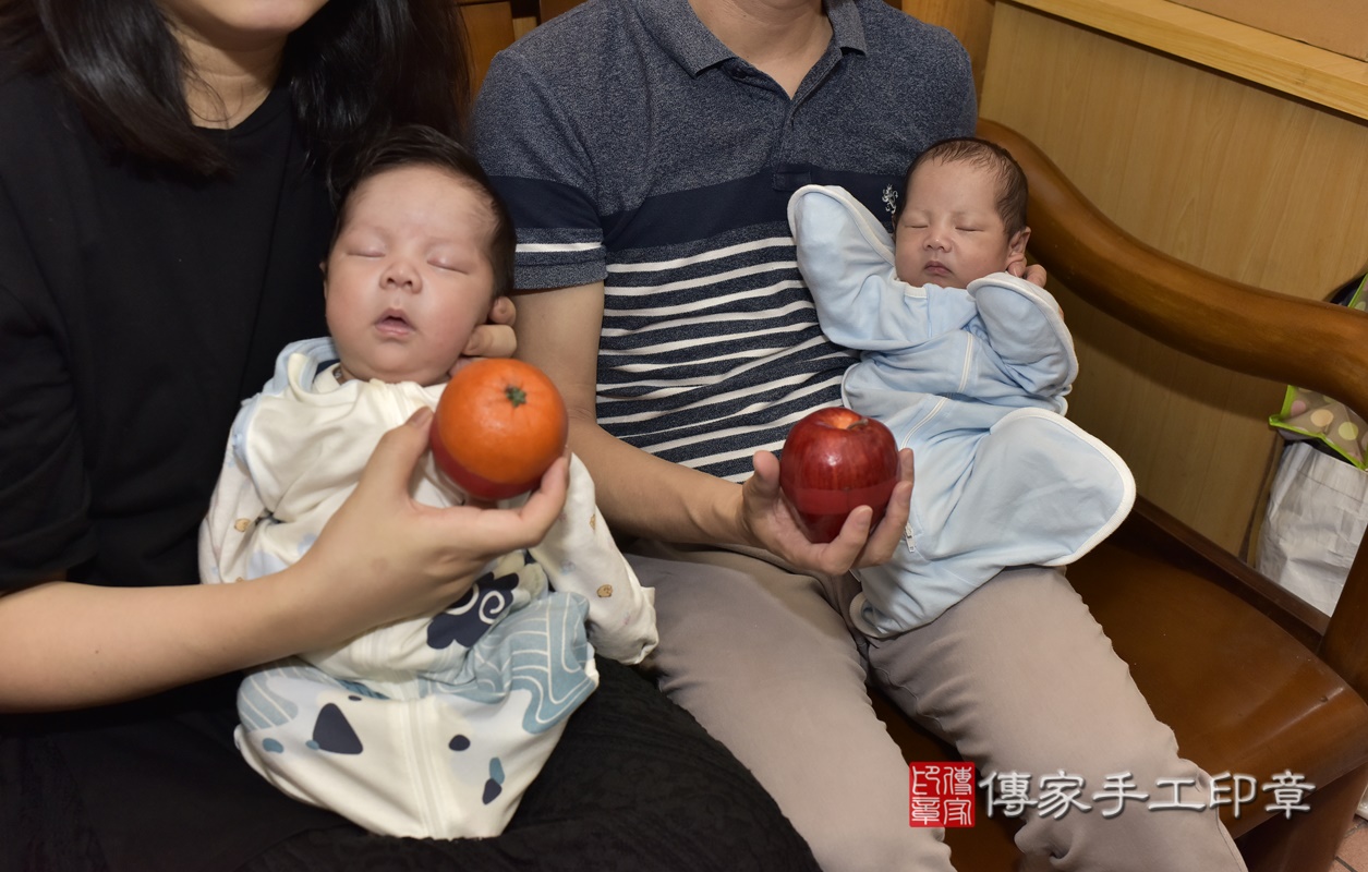 剃胎毛、滿月剃頭、嬰兒剃頭、嬰兒理髮、嬰兒剃髮、嬰兒剃胎毛、嬰兒滿月剃頭、寶寶剃頭、剃胎毛儀式、剃胎毛吉祥話、滿月剃頭儀式、滿月剃頭吉祥話、寶寶剃胎毛、寶寶滿月剃頭理髮、 新北市三重區剃胎毛、新北市三重區滿月剃頭、新北市三重區嬰兒剃頭剃胎毛、新北市三重區嬰兒理髮、新北市嬰兒剃髮、 莊寶寶(雙胞胎)(新北市三重區到府嬰兒寶寶滿月剃頭理髮、到府嬰兒剃胎毛儀式吉祥話)。到府剃頭剃胎毛主持、專業拍照、DVD光碟、證書。★購買「臍帶章、肚臍章、胎毛筆刷印章」贈送：剃頭、收涎、抓周，三選一。2021.04.16照片15