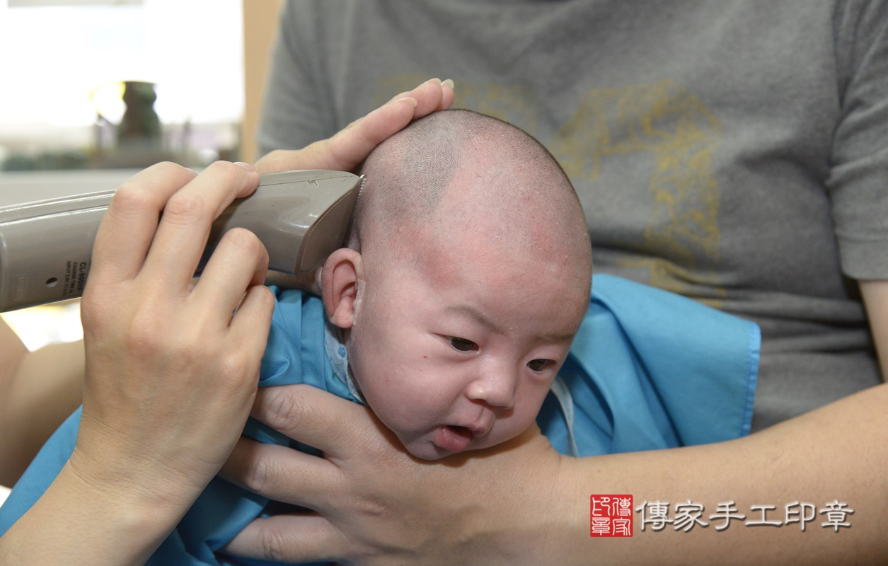 剃胎毛、滿月剃頭、嬰兒剃頭、嬰兒理髮、嬰兒剃髮、嬰兒剃胎毛、嬰兒滿月剃頭、寶寶剃頭、剃胎毛儀式、剃胎毛吉祥話、滿月剃頭儀式、滿月剃頭吉祥話、寶寶剃胎毛、寶寶滿月剃頭理髮、 新北市永和區剃胎毛、新北市永和區滿月剃頭、新北市永和區嬰兒剃頭剃胎毛、新北市永和區嬰兒理髮、新北市嬰兒剃髮、 吳寶寶(新北市永和區嬰兒寶寶滿月剃頭理髮、嬰兒剃胎毛儀式吉祥話)。中國風會場，爸媽寶貝穿「日中韓」古裝禮服。專業拍照、DVD光碟、證書。★購買「臍帶章、肚臍章、胎毛筆刷印章」贈送：剃頭、收涎、抓周，三選一。2021.04.18照片26