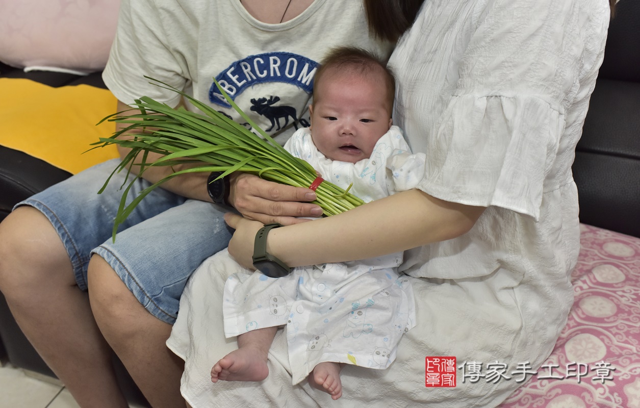 剃胎毛、滿月剃頭、嬰兒剃頭、嬰兒理髮、嬰兒剃髮、嬰兒剃胎毛、嬰兒滿月剃頭、寶寶剃頭、剃胎毛儀式、剃胎毛吉祥話、滿月剃頭儀式、滿月剃頭吉祥話、寶寶剃胎毛、寶寶滿月剃頭理髮、 新北市新莊區剃胎毛、新北市新莊區滿月剃頭、新北市新莊區嬰兒剃頭剃胎毛、新北市新莊區嬰兒理髮、新北市嬰兒剃髮、 林寶寶(新北市新莊區到府嬰兒寶寶滿月剃頭理髮、到府嬰兒剃胎毛儀式吉祥話)。到府剃頭剃胎毛主持、專業拍照、DVD光碟、證書。★購買「臍帶章、肚臍章、胎毛筆刷印章」贈送：剃頭、收涎、抓周，三選一。2021.05.08照片18