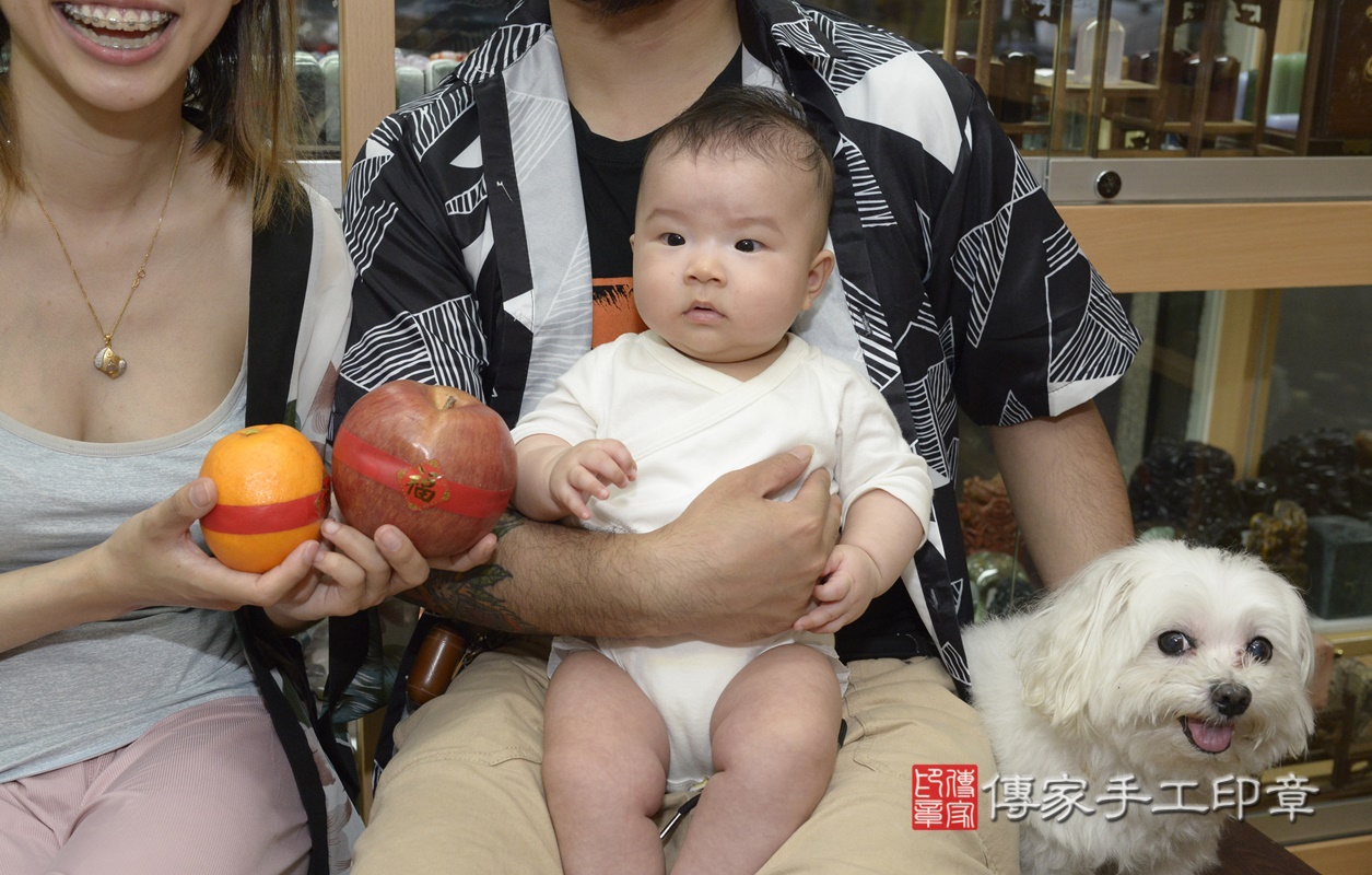 剃胎毛、滿月剃頭、嬰兒剃頭、嬰兒理髮、嬰兒剃髮、嬰兒剃胎毛、嬰兒滿月剃頭、寶寶剃頭、剃胎毛儀式、剃胎毛吉祥話、滿月剃頭儀式、滿月剃頭吉祥話、寶寶剃胎毛、寶寶滿月剃頭理髮、 新北市永和區剃胎毛、新北市永和區滿月剃頭、新北市永和區嬰兒剃頭剃胎毛、新北市永和區嬰兒理髮、新北市嬰兒剃髮、 張寶寶(新北市永和區嬰兒寶寶滿月剃頭理髮、嬰兒剃胎毛儀式吉祥話)。中國風會場，爸媽寶貝穿「日中韓」古裝禮服。專業拍照、DVD光碟、證書。★購買「臍帶章、肚臍章、胎毛筆刷印章」贈送：剃頭、收涎、抓周，三選一。2021.05.10照片14