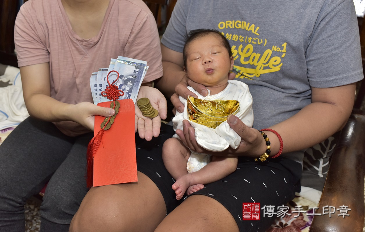 剃胎毛、滿月剃頭、嬰兒剃頭、嬰兒理髮、嬰兒剃髮、嬰兒剃胎毛、嬰兒滿月剃頭、寶寶剃頭、剃胎毛儀式、剃胎毛吉祥話、滿月剃頭儀式、滿月剃頭吉祥話、寶寶剃胎毛、寶寶滿月剃頭理髮、 新北市三重區剃胎毛、新北市三重區滿月剃頭、新北市三重區嬰兒剃頭剃胎毛、新北市三重區嬰兒理髮、新北市嬰兒剃髮、 粘寶寶(新北市三重區到府嬰兒寶寶滿月剃頭理髮、到府嬰兒剃胎毛儀式吉祥話)。到府剃頭剃胎毛主持、專業拍照、DVD光碟、證書。★購買「臍帶章、肚臍章、胎毛筆刷印章」贈送：剃頭、收涎、抓周，三選一。2021.05.14照片26