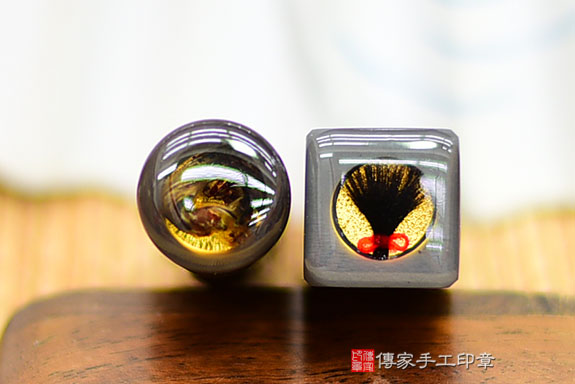 全手工噴砂印章：炫彩黑曜石臍帶章實際成品、印章作品分享、炫彩黑曜石印章材質介紹。（臍帶印章、肚臍章、肚臍印章，胎毛印章，一圓一方）傳家手工印章桃園店。2021.08.12