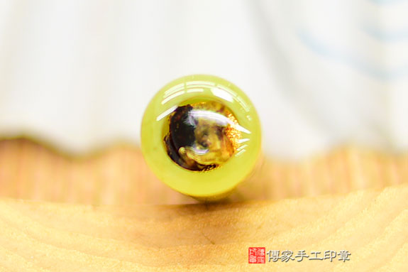 半手工噴砂印章:釉玉臍帶章實際成品、印章作品分享、釉玉印章材質介紹。(臍帶印章、肚臍章、肚臍印章,胎毛印章,一圓一方)傳家手工印章桃園店。2021.08.16 半手工噴砂印章:釉玉臍帶章實際成品、印章作品分享、釉玉印章材質介紹。(臍帶印章、肚臍章、肚臍印章,胎毛印章,一圓一方)傳家手工印章桃園店。2021.08.16