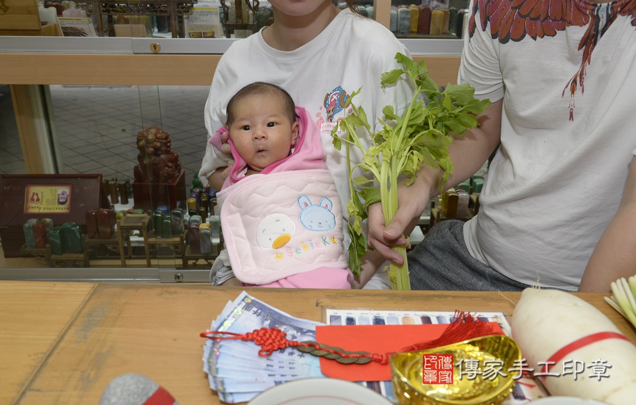 剃胎毛、滿月剃頭、嬰兒剃頭、嬰兒理髮、嬰兒剃髮、嬰兒剃胎毛、嬰兒滿月剃頭、寶寶剃頭、剃胎毛儀式、剃胎毛吉祥話、滿月剃頭儀式、滿月剃頭吉祥話、寶寶剃胎毛、寶寶滿月剃頭理髮、 新北市永和區剃胎毛、新北市永和區滿月剃頭、新北市永和區嬰兒剃頭剃胎毛、新北市永和區嬰兒理髮、新北市嬰兒剃髮、 呂寶寶(新北市永和區嬰兒寶寶滿月剃頭理髮、嬰兒剃胎毛儀式吉祥話)。中國風會場，爸媽寶貝穿「日中韓」古裝禮服。專業拍照、DVD光碟、證書。★購買「臍帶章、肚臍章、胎毛筆刷印章」贈送：剃頭、收涎、抓周，三選一。2021.05.22照片21