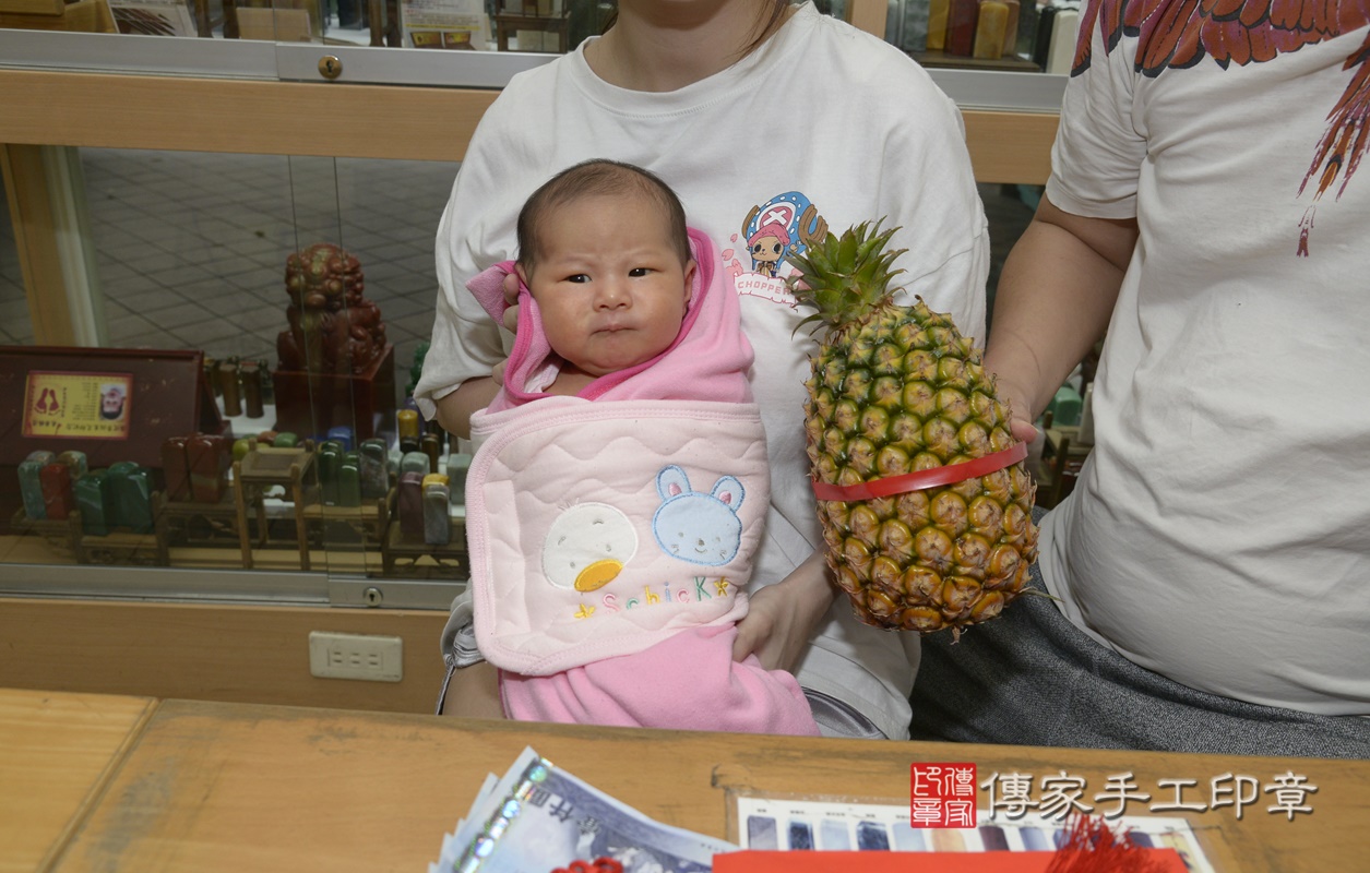 剃胎毛、滿月剃頭、嬰兒剃頭、嬰兒理髮、嬰兒剃髮、嬰兒剃胎毛、嬰兒滿月剃頭、寶寶剃頭、剃胎毛儀式、剃胎毛吉祥話、滿月剃頭儀式、滿月剃頭吉祥話、寶寶剃胎毛、寶寶滿月剃頭理髮、 新北市永和區剃胎毛、新北市永和區滿月剃頭、新北市永和區嬰兒剃頭剃胎毛、新北市永和區嬰兒理髮、新北市嬰兒剃髮、 呂寶寶(新北市永和區嬰兒寶寶滿月剃頭理髮、嬰兒剃胎毛儀式吉祥話)。中國風會場，爸媽寶貝穿「日中韓」古裝禮服。專業拍照、DVD光碟、證書。★購買「臍帶章、肚臍章、胎毛筆刷印章」贈送：剃頭、收涎、抓周，三選一。2021.05.22照片25