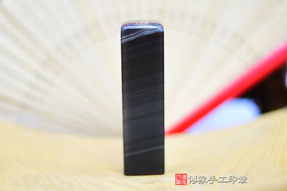 全手工噴砂印章:炫彩黑曜石臍帶章實際成品、印章作品分享、炫彩黑曜石印章材質介紹。(臍帶印章、肚臍章、肚臍印章,胎毛印章,一圓一方)傳家手工印章桃園店。2021.08.22 全手工噴砂印章:炫彩黑曜石臍帶章實際成品、印章作品分享、炫彩黑曜石印章材質介紹。(臍帶印章、肚臍章、肚臍印章,胎毛印章,一圓一方)傳家手工印章桃園店。2021.08.22