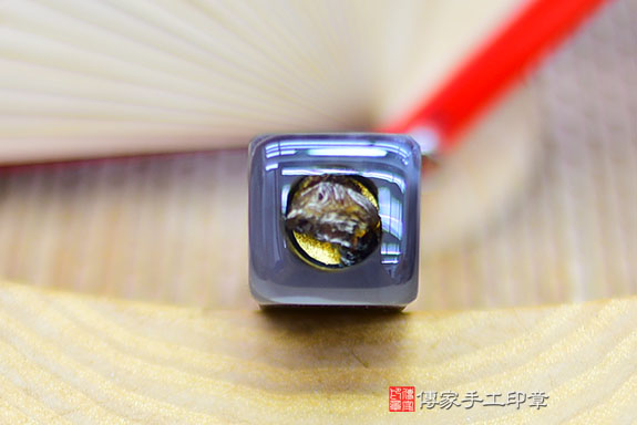 全手工噴砂印章:炫彩黑曜石臍帶章實際成品、印章作品分享、炫彩黑曜石印章材質介紹。(臍帶印章、肚臍章、肚臍印章,胎毛印章,一圓一方)傳家手工印章桃園店。2021.08.22 全手工噴砂印章:炫彩黑曜石臍帶章實際成品、印章作品分享、炫彩黑曜石印章材質介紹。(臍帶印章、肚臍章、肚臍印章,胎毛印章,一圓一方)傳家手工印章桃園店。2021.08.22