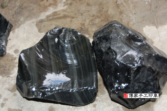 全手工噴砂印章:炫彩黑曜石臍帶章實際成品、印章作品分享、炫彩黑曜石印章材質介紹。(臍帶印章、肚臍章、肚臍印章,胎毛印章,一圓一方)傳家手工印章桃園店。2021.08.22 全手工噴砂印章:炫彩黑曜石臍帶章實際成品、印章作品分享、炫彩黑曜石印章材質介紹。(臍帶印章、肚臍章、肚臍印章,胎毛印章,一圓一方)傳家手工印章桃園店。2021.08.22