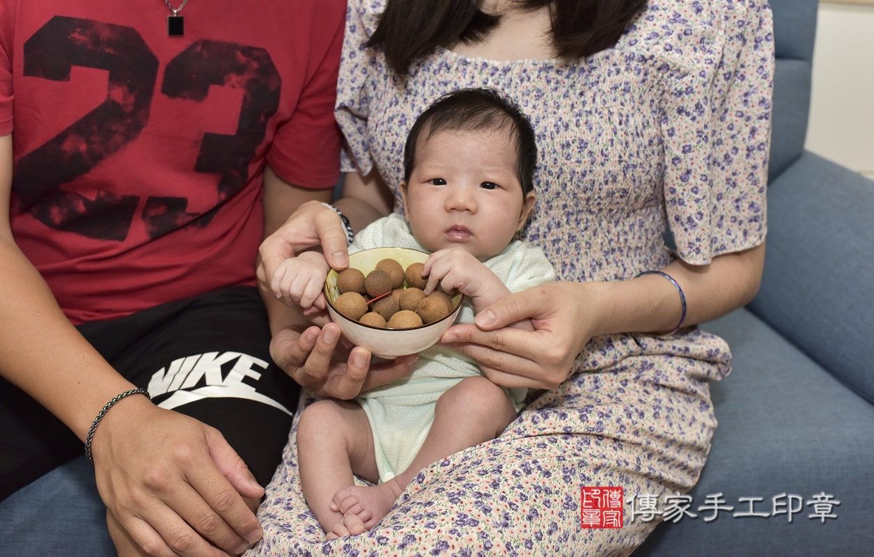 剃胎毛、滿月剃頭、嬰兒剃頭、嬰兒理髮、嬰兒剃髮、嬰兒剃胎毛、嬰兒滿月剃頭、寶寶剃頭、剃胎毛儀式、剃胎毛吉祥話、滿月剃頭儀式、滿月剃頭吉祥話、寶寶剃胎毛、寶寶滿月剃頭理髮、 新北市中和區剃胎毛、新北市中和區滿月剃頭、新北市中和區嬰兒剃頭剃胎毛、新北市中和區嬰兒理髮、新北市嬰兒剃髮、 郭寶寶(新北市中和區到府嬰兒寶寶滿月剃頭理髮、到府嬰兒剃胎毛儀式吉祥話)。到府剃頭剃胎毛主持、專業拍照、DVD光碟、證書。★購買「臍帶章、肚臍章、胎毛筆刷印章」贈送：剃頭、收涎、抓周，三選一。2021.05.29照片14