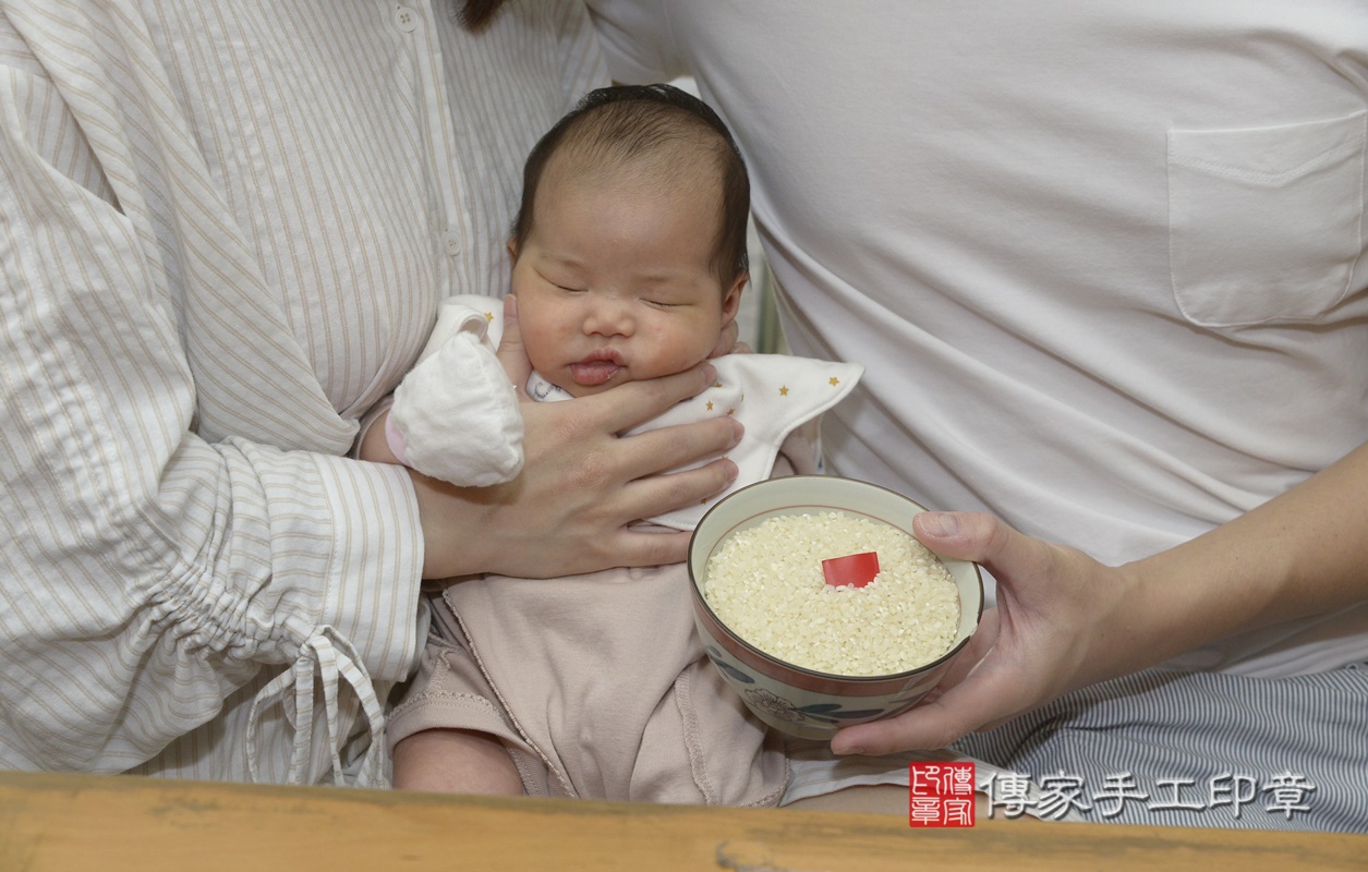 剃胎毛、滿月剃頭、嬰兒剃頭、嬰兒理髮、嬰兒剃髮、嬰兒剃胎毛、嬰兒滿月剃頭、寶寶剃頭、剃胎毛儀式、剃胎毛吉祥話、滿月剃頭儀式、滿月剃頭吉祥話、寶寶剃胎毛、寶寶滿月剃頭理髮、 新北市永和區剃胎毛、新北市永和區滿月剃頭、新北市永和區嬰兒剃頭剃胎毛、新北市永和區嬰兒理髮、新北市嬰兒剃髮、 呂寶寶(新北市永和區嬰兒寶寶滿月剃頭理髮、嬰兒剃胎毛儀式吉祥話)。中國風會場，爸媽寶貝穿「日中韓」古裝禮服。專業拍照、DVD光碟、證書。★購買「臍帶章、肚臍章、胎毛筆刷印章」贈送：剃頭、收涎、抓周，三選一。2021.07.15照片14