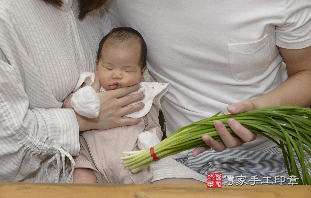 剃胎毛、滿月剃頭、嬰兒剃頭、嬰兒理髮、嬰兒剃髮、嬰兒剃胎毛、嬰兒滿月剃頭、寶寶剃頭、剃胎毛儀式、剃胎毛吉祥話、滿月剃頭儀式、滿月剃頭吉祥話、寶寶剃胎毛、寶寶滿月剃頭理髮、 新北市永和區剃胎毛、新北市永和區滿月剃頭、新北市永和區嬰兒剃頭剃胎毛、新北市永和區嬰兒理髮、新北市嬰兒剃髮、 呂寶寶(新北市永和區嬰兒寶寶滿月剃頭理髮、嬰兒剃胎毛儀式吉祥話)。中國風會場，爸媽寶貝穿「日中韓」古裝禮服。專業拍照、DVD光碟、證書。★購買「臍帶章、肚臍章、胎毛筆刷印章」贈送：剃頭、收涎、抓周，三選一。2021.07.15照片20