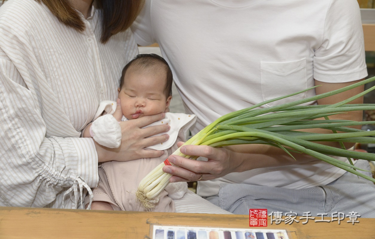 剃胎毛、滿月剃頭、嬰兒剃頭、嬰兒理髮、嬰兒剃髮、嬰兒剃胎毛、嬰兒滿月剃頭、寶寶剃頭、剃胎毛儀式、剃胎毛吉祥話、滿月剃頭儀式、滿月剃頭吉祥話、寶寶剃胎毛、寶寶滿月剃頭理髮、 新北市永和區剃胎毛、新北市永和區滿月剃頭、新北市永和區嬰兒剃頭剃胎毛、新北市永和區嬰兒理髮、新北市嬰兒剃髮、 呂寶寶(新北市永和區嬰兒寶寶滿月剃頭理髮、嬰兒剃胎毛儀式吉祥話)。中國風會場，爸媽寶貝穿「日中韓」古裝禮服。專業拍照、DVD光碟、證書。★購買「臍帶章、肚臍章、胎毛筆刷印章」贈送：剃頭、收涎、抓周，三選一。2021.07.15照片24