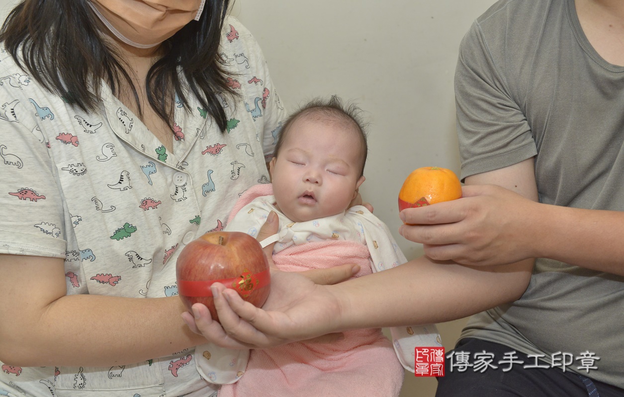 剃胎毛、滿月剃頭、嬰兒剃頭、嬰兒理髮、嬰兒剃髮、嬰兒剃胎毛、嬰兒滿月剃頭、寶寶剃頭、剃胎毛儀式、剃胎毛吉祥話、滿月剃頭儀式、滿月剃頭吉祥話、寶寶剃胎毛、寶寶滿月剃頭理髮、 新北市永和區剃胎毛、新北市永和區滿月剃頭、新北市永和區嬰兒剃頭剃胎毛、新北市永和區嬰兒理髮、新北市嬰兒剃髮、 王寶寶(新北市永和區到府嬰兒寶寶滿月剃頭理髮、到府嬰兒剃胎毛儀式吉祥話)。到府剃頭剃胎毛主持、專業拍照、DVD光碟、證書。★購買「臍帶章、肚臍章、胎毛筆刷印章」贈送：剃頭、收涎、抓周，三選一。2021.07.17照片14
