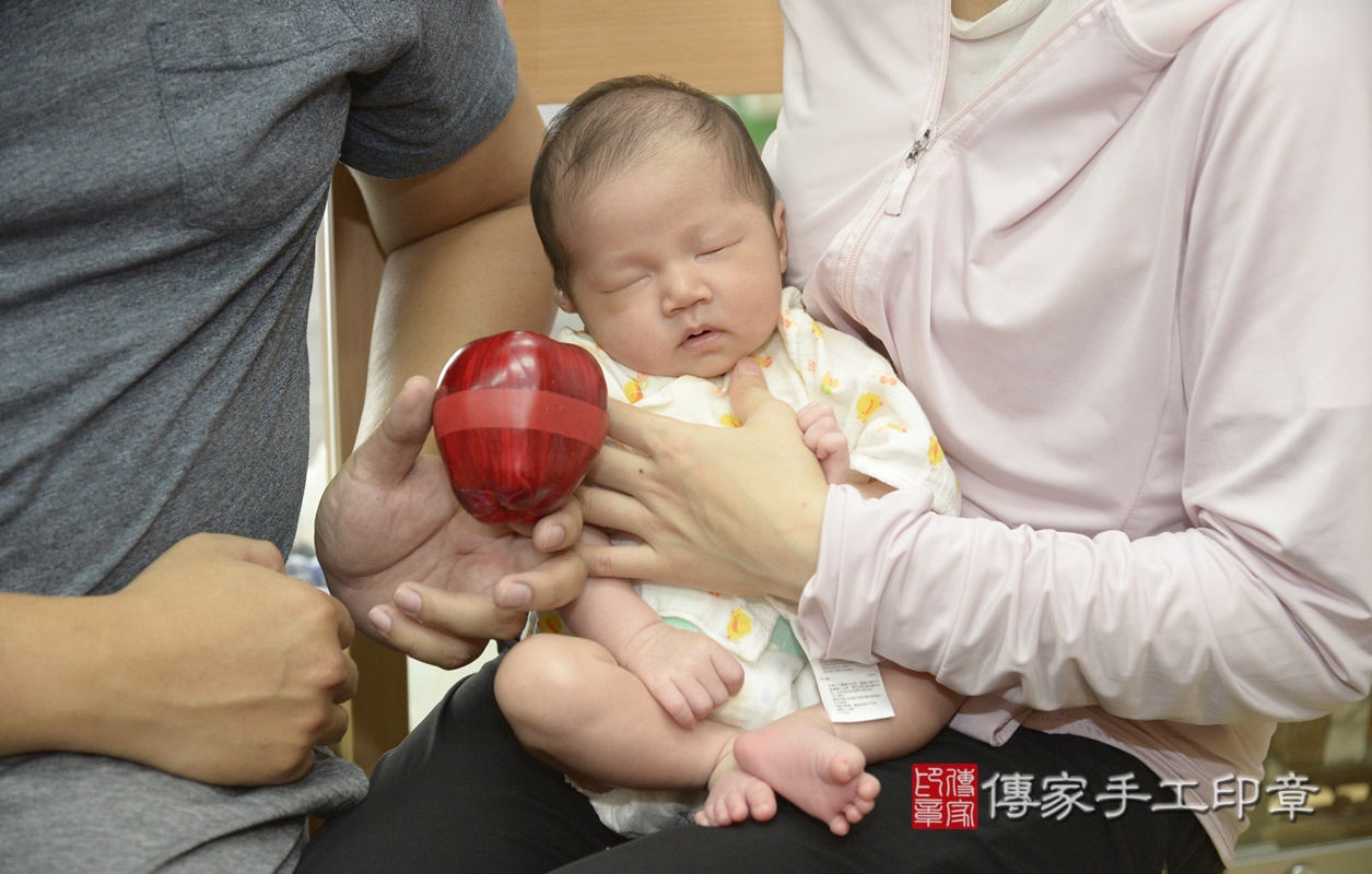 剃胎毛、滿月剃頭、嬰兒剃頭、嬰兒理髮、嬰兒剃髮、嬰兒剃胎毛、嬰兒滿月剃頭、寶寶剃頭、剃胎毛儀式、剃胎毛吉祥話、滿月剃頭儀式、滿月剃頭吉祥話、寶寶剃胎毛、寶寶滿月剃頭理髮、 新北市永和區剃胎毛、新北市永和區滿月剃頭、新北市永和區嬰兒剃頭剃胎毛、新北市永和區嬰兒理髮、新北市嬰兒剃髮、 張寶寶(新北市永和區嬰兒寶寶滿月剃頭理髮、嬰兒剃胎毛儀式吉祥話)。中國風會場，爸媽寶貝穿「日中韓」古裝禮服。專業拍照、DVD光碟、證書。★購買「臍帶章、肚臍章、胎毛筆刷印章」贈送：剃頭、收涎、抓周，三選一。2021.07.25照片16