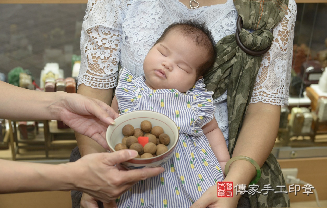 剃胎毛、滿月剃頭、嬰兒剃頭、嬰兒理髮、嬰兒剃髮、嬰兒剃胎毛、嬰兒滿月剃頭、寶寶剃頭、剃胎毛儀式、剃胎毛吉祥話、滿月剃頭儀式、滿月剃頭吉祥話、寶寶剃胎毛、寶寶滿月剃頭理髮、 新北市永和區剃胎毛、新北市永和區滿月剃頭、新北市永和區嬰兒剃頭剃胎毛、新北市永和區嬰兒理髮、新北市嬰兒剃髮、 江寶寶(新北市永和區嬰兒寶寶滿月剃頭理髮、嬰兒剃胎毛儀式吉祥話)。中國風會場，爸媽寶貝穿「日中韓」古裝禮服。專業拍照、DVD光碟、證書。★購買「臍帶章、肚臍章、胎毛筆刷印章」贈送：剃頭、收涎、抓周，三選一。2021.07.26照片14