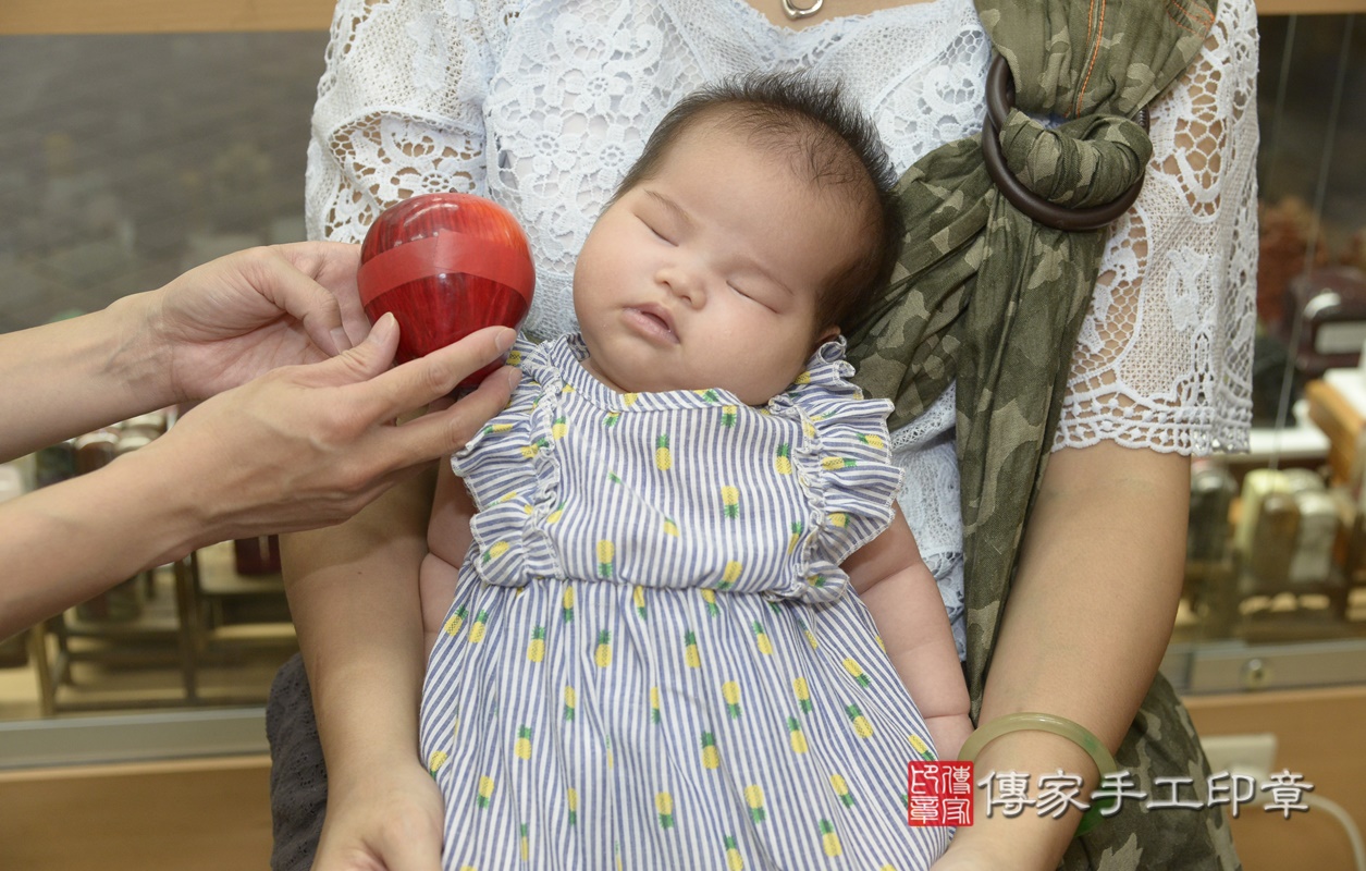 剃胎毛、滿月剃頭、嬰兒剃頭、嬰兒理髮、嬰兒剃髮、嬰兒剃胎毛、嬰兒滿月剃頭、寶寶剃頭、剃胎毛儀式、剃胎毛吉祥話、滿月剃頭儀式、滿月剃頭吉祥話、寶寶剃胎毛、寶寶滿月剃頭理髮、 新北市永和區剃胎毛、新北市永和區滿月剃頭、新北市永和區嬰兒剃頭剃胎毛、新北市永和區嬰兒理髮、新北市嬰兒剃髮、 江寶寶(新北市永和區嬰兒寶寶滿月剃頭理髮、嬰兒剃胎毛儀式吉祥話)。中國風會場，爸媽寶貝穿「日中韓」古裝禮服。專業拍照、DVD光碟、證書。★購買「臍帶章、肚臍章、胎毛筆刷印章」贈送：剃頭、收涎、抓周，三選一。2021.07.26照片16