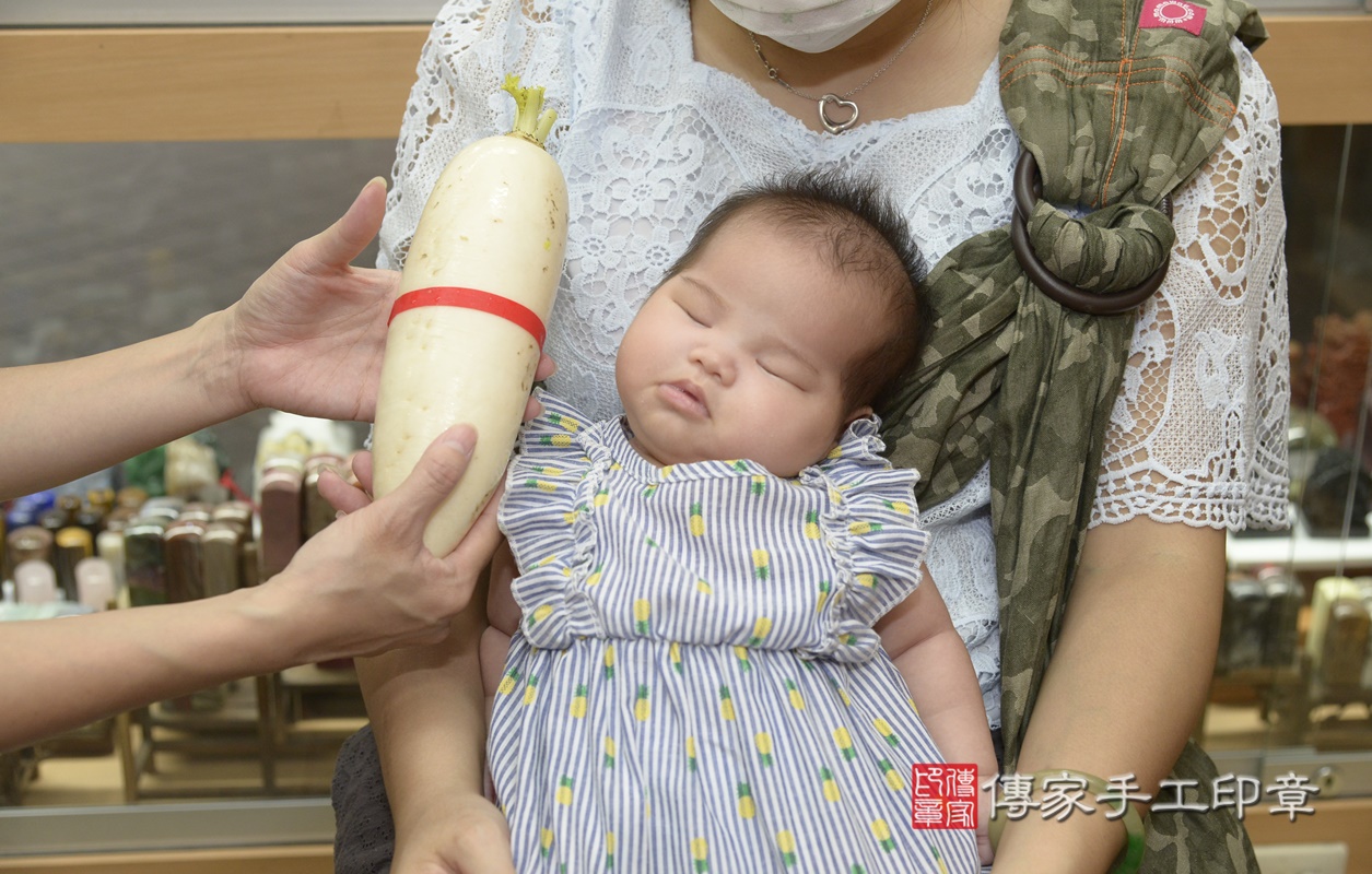 剃胎毛、滿月剃頭、嬰兒剃頭、嬰兒理髮、嬰兒剃髮、嬰兒剃胎毛、嬰兒滿月剃頭、寶寶剃頭、剃胎毛儀式、剃胎毛吉祥話、滿月剃頭儀式、滿月剃頭吉祥話、寶寶剃胎毛、寶寶滿月剃頭理髮、 新北市永和區剃胎毛、新北市永和區滿月剃頭、新北市永和區嬰兒剃頭剃胎毛、新北市永和區嬰兒理髮、新北市嬰兒剃髮、 江寶寶(新北市永和區嬰兒寶寶滿月剃頭理髮、嬰兒剃胎毛儀式吉祥話)。中國風會場，爸媽寶貝穿「日中韓」古裝禮服。專業拍照、DVD光碟、證書。★購買「臍帶章、肚臍章、胎毛筆刷印章」贈送：剃頭、收涎、抓周，三選一。2021.07.26照片25