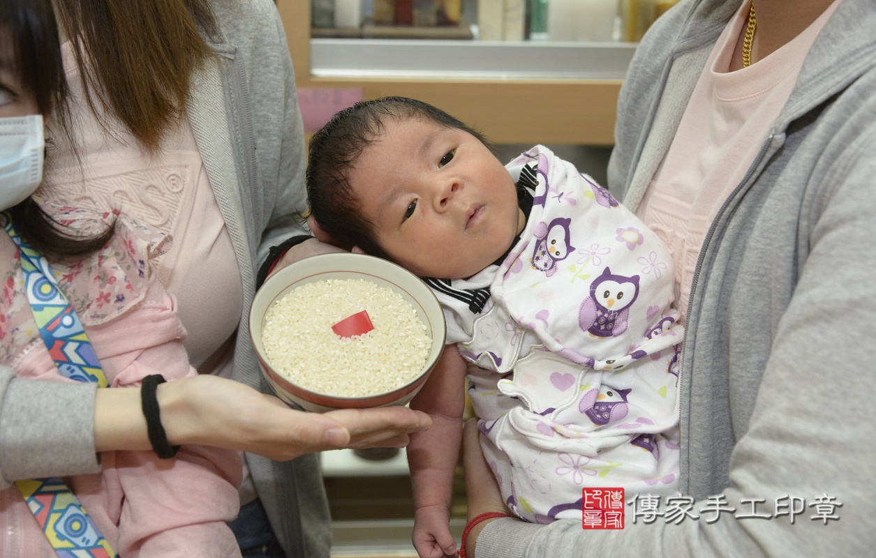 剃胎毛、滿月剃頭、嬰兒剃頭、嬰兒理髮、嬰兒剃髮、嬰兒剃胎毛、嬰兒滿月剃頭、寶寶剃頭、剃胎毛儀式、剃胎毛吉祥話、滿月剃頭儀式、滿月剃頭吉祥話、寶寶剃胎毛、寶寶滿月剃頭理髮、 新北市永和區剃胎毛、新北市永和區滿月剃頭、新北市永和區嬰兒剃頭剃胎毛、新北市永和區嬰兒理髮、新北市嬰兒剃髮、 胡寶寶(新北市永和區嬰兒寶寶滿月剃頭理髮、嬰兒剃胎毛儀式吉祥話)。中國風會場，爸媽寶貝穿「日中韓」古裝禮服。專業拍照、DVD光碟、證書。★購買「臍帶章、肚臍章、胎毛筆刷印章」贈送：剃頭、收涎、抓周，三選一。2021.07.30照片12