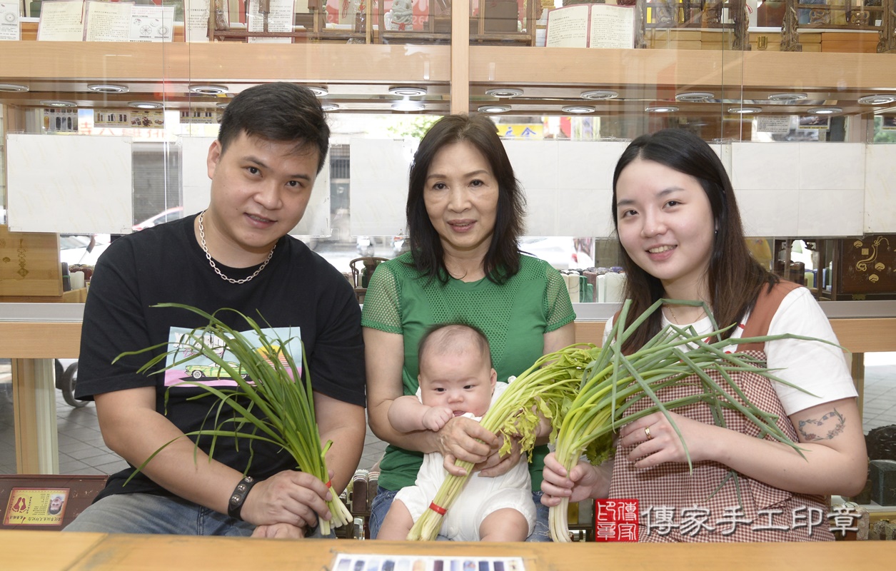 剃胎毛、滿月剃頭、嬰兒剃頭、嬰兒理髮、嬰兒剃髮、嬰兒剃胎毛、嬰兒滿月剃頭、寶寶剃頭、剃胎毛儀式、剃胎毛吉祥話、滿月剃頭儀式、滿月剃頭吉祥話、寶寶剃胎毛、寶寶滿月剃頭理髮、 新北市永和區剃胎毛、新北市永和區滿月剃頭、新北市永和區嬰兒剃頭剃胎毛、新北市永和區嬰兒理髮、新北市嬰兒剃髮、 洪寶寶(新北市永和區嬰兒寶寶滿月剃頭理髮、嬰兒剃胎毛儀式吉祥話)。中國風會場，爸媽寶貝穿「日中韓」古裝禮服。專業拍照、DVD光碟、證書。★購買「臍帶章、肚臍章、胎毛筆刷印章」贈送：剃頭、收涎、抓周，三選一。2021.08.08照片8